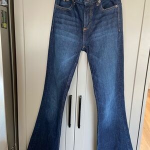 High-Waisted Blue Flare Jeans with Vintage Appeal